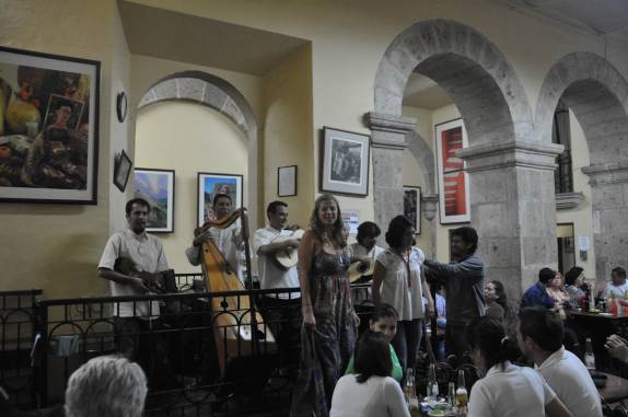 A Ana pratica sapateado no tradicional clube La Fuente, no centro de Guadalajara, no México